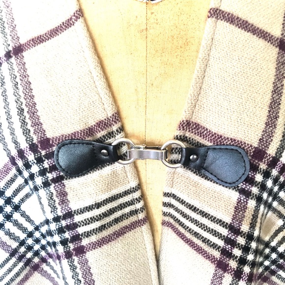 Darling Asymmetrical poncho - Picture 3 of 8